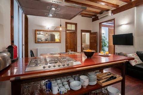 Private kitchen | Fridge, microwave, toaster, dining tables