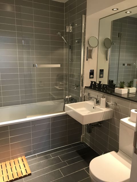 Combined shower/tub, hair dryer, towels