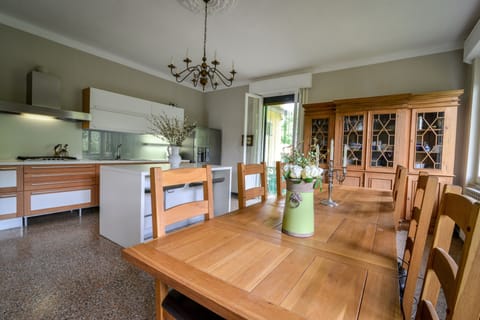 Kitchen with dining for 10 people