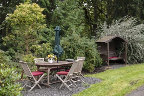 Monteviot Stables West - a dining table and chairs in the garden