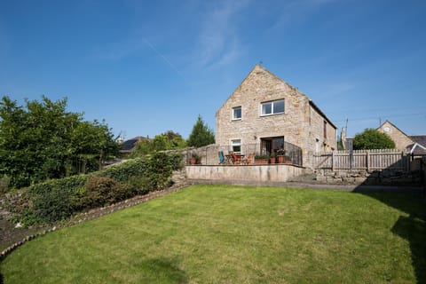 Coldstream Coach House - external view of the cottage with raised patio area