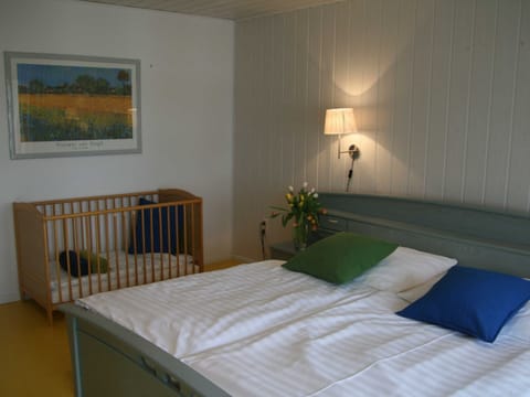 7 bedrooms, cribs/infant beds, internet, bed sheets
