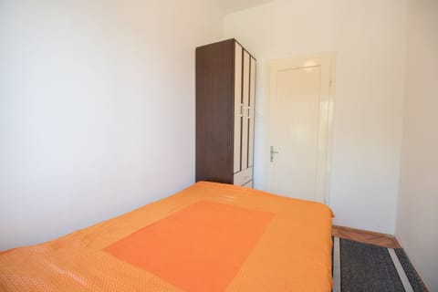 2 bedrooms, iron/ironing board, internet, bed sheets