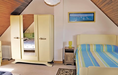 3 bedrooms, travel crib