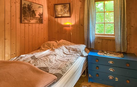1 bedroom, travel crib