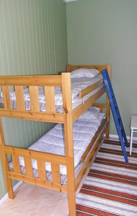 2 bedrooms, travel crib