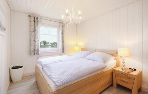 2 bedrooms, travel crib