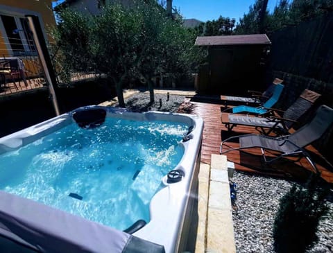 Outdoor spa tub