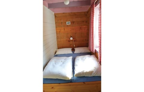 2 bedrooms, travel crib, internet