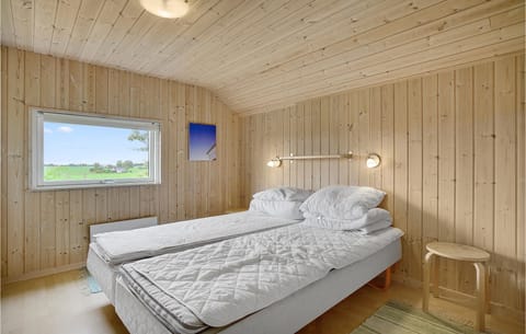 5 bedrooms, travel crib