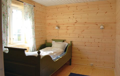 4 bedrooms, travel crib