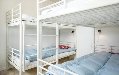 4 bedrooms, travel crib, WiFi