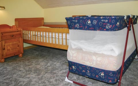 5 bedrooms, travel crib, WiFi