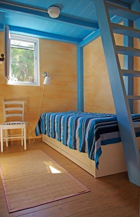 2 bedrooms, cribs/infant beds, internet, bed sheets