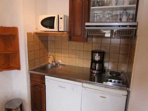 Fridge, stovetop, dishwasher, coffee/tea maker