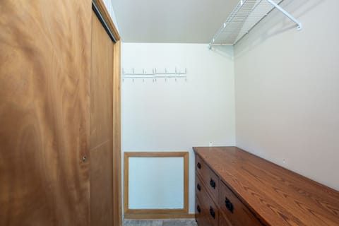 Ensuite Queen Bedroom - Upstairs