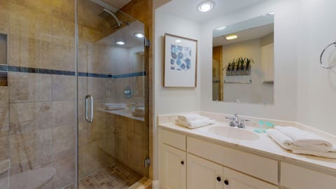 Combined shower/tub, towels