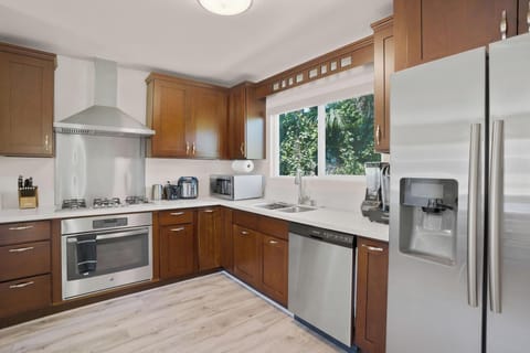 Rice cooker, built-in oven, gas cook top, and powerful range hood just like home