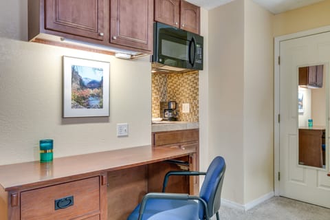 Work-Friendly Deck | Kitchenette | Dishware & Flatware | Ice Maker