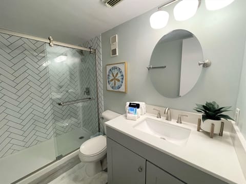 Combined shower/tub, towels