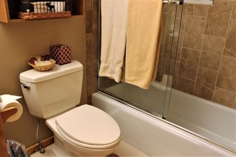 Bathtub, towels