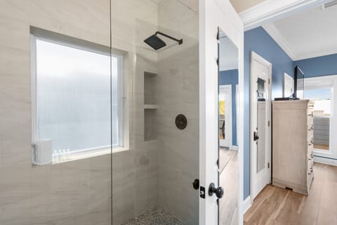 Combined shower/tub, towels