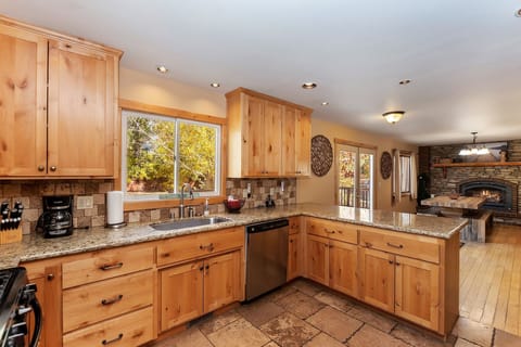 Fridge, oven, stovetop, coffee/tea maker