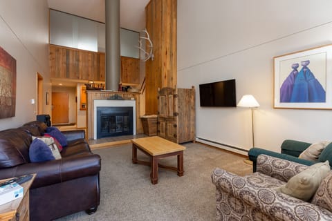 Living area | Flat-screen TV, fireplace, DVD player