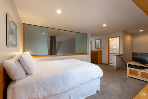 3 bedrooms, premium bedding, iron/ironing board, internet