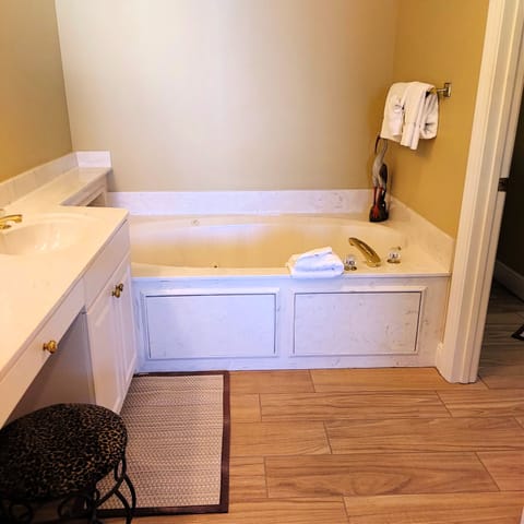 Combined shower/tub, jetted tub, hair dryer, towels