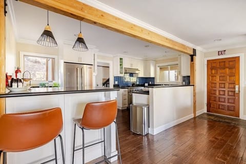 Additional Bar seating to accommodate 4 extra people.