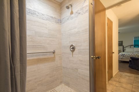 Combined shower/tub, hair dryer, towels