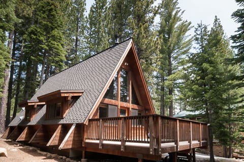 Cabin in the forest - Daisy's Delight is set back from the road for privacy