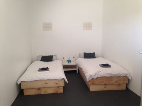 2 bedrooms, iron/ironing board, free internet, bed sheets