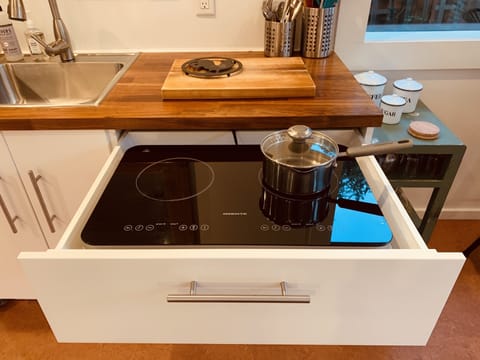 Efficient induction cooktop capable of preparing any meal 