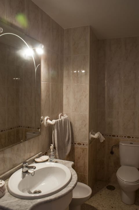 Combined shower/tub, towels