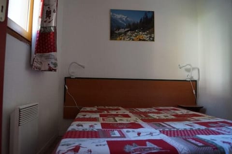 2 bedrooms, iron/ironing board, internet