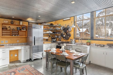 Fully equipped kitchen with stainless steel appliances and cooki