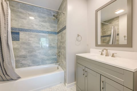 Combined shower/tub, hair dryer, towels