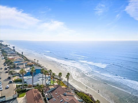 Beach nearby, sun loungers, beach towels