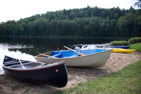 use of 2 canoes, 2 kayaks, 2 paddle boats and 1 aluminum row boat included