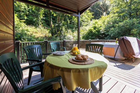 Riverside Hot Tub Lodge