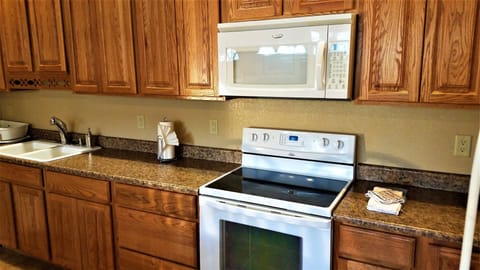 Beautiful oak cabinetry throughout. Fully equipped kitchen. Nice appliances!