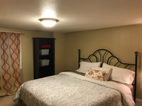 2 bedrooms, desk, iron/ironing board, WiFi