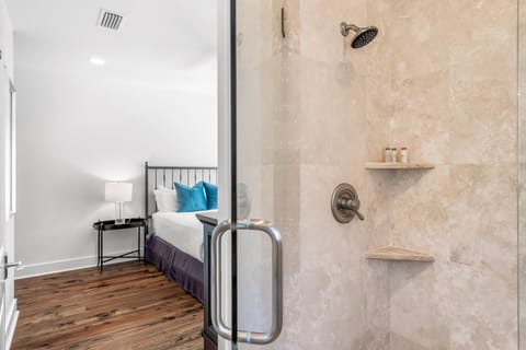 Combined shower/tub, hair dryer, towels