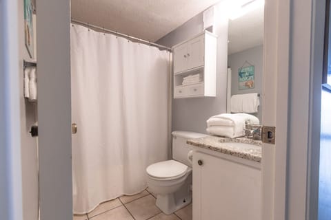 Combined shower/tub, towels