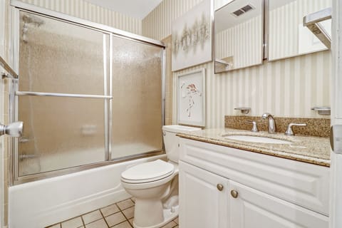 Combined shower/tub, hair dryer, towels