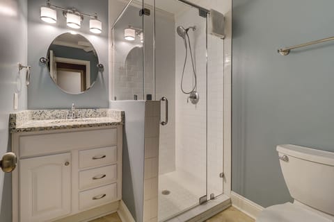 Combined shower/tub, towels