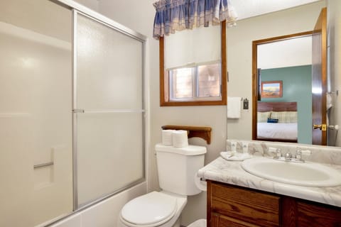 Combined shower/tub, towels