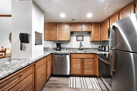 Fully equipped kitchen, stainless steel appliances, granite countertops, wooden cabinets